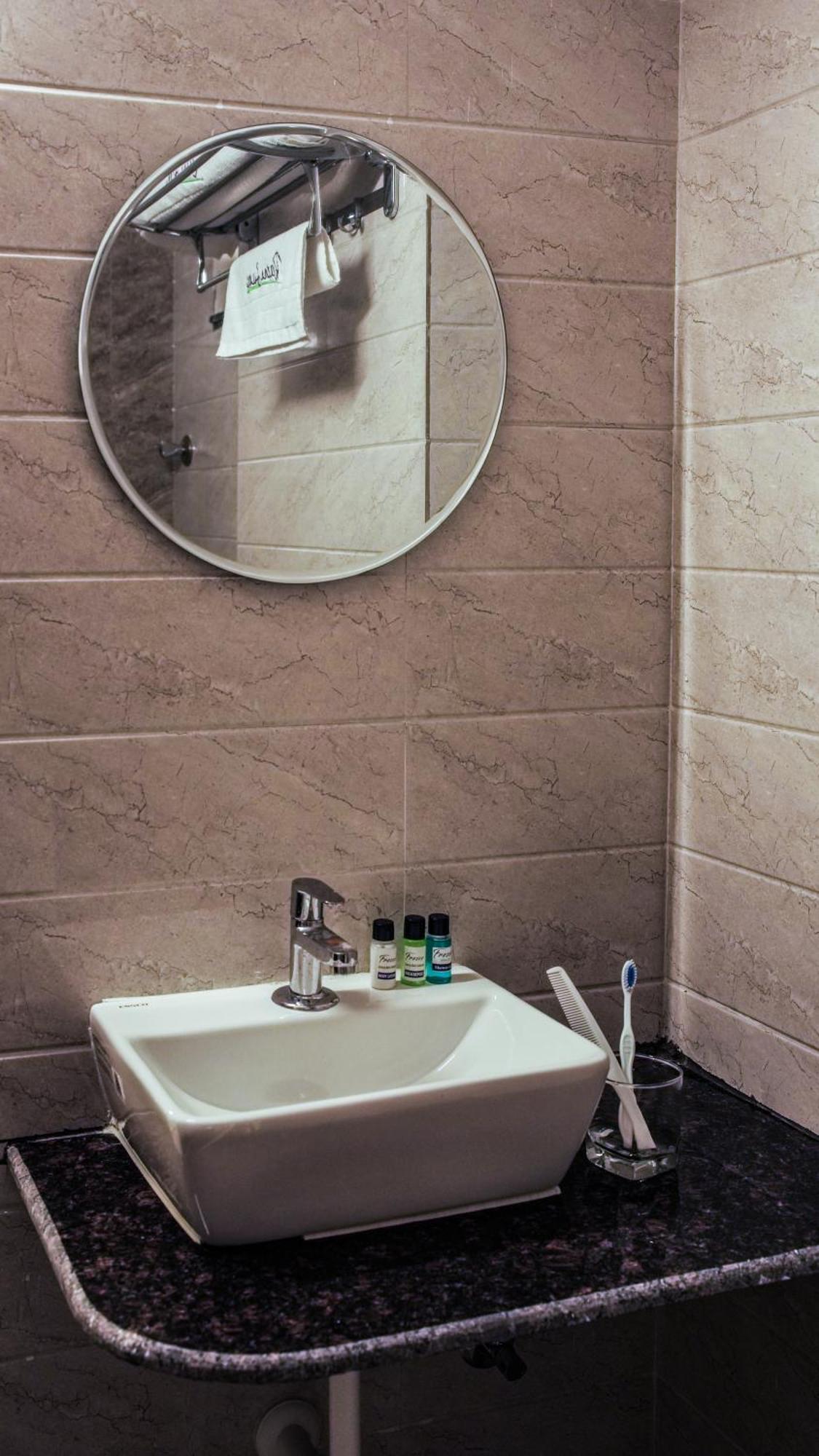 Radhe Suites Haiderabad Buitenkant foto
